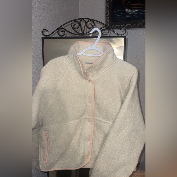 Aritzia Tops - ARITZIA Sunday Best Fleece